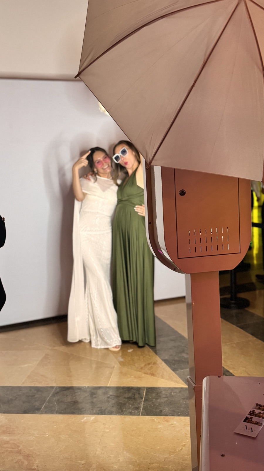 Novias posando junto al fotomatón