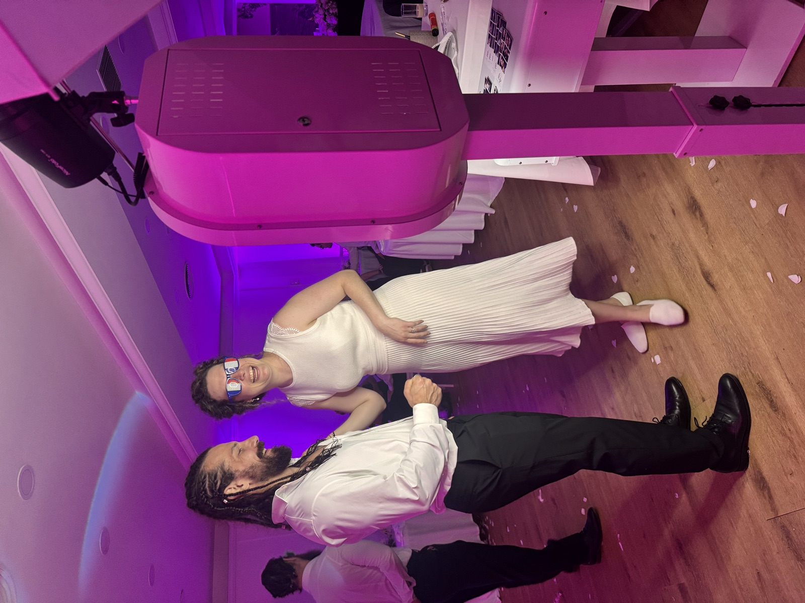 Novios junto al fotomatón rosa
